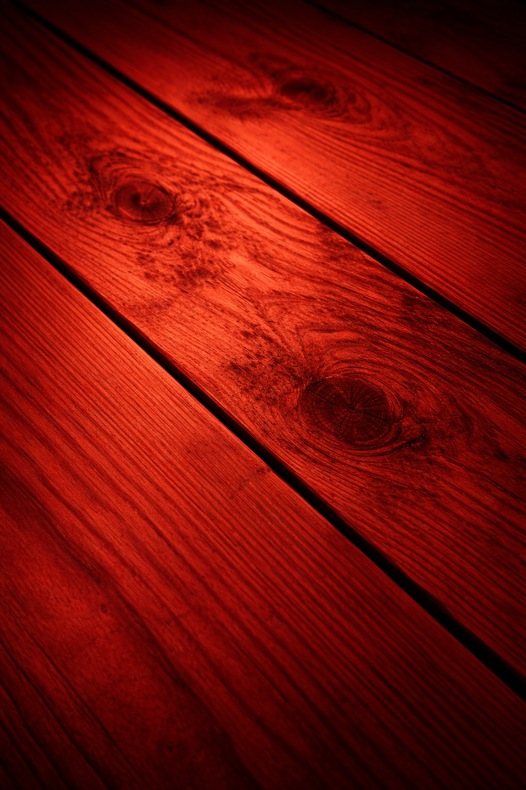Detalle de madera bajo luz roja.